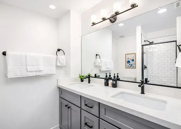 Sapphire Leaf- Luxury 3br- Pool, King Beds, Spacious, Quiet, Garage, Close To Airport And Oldtown Phoenix